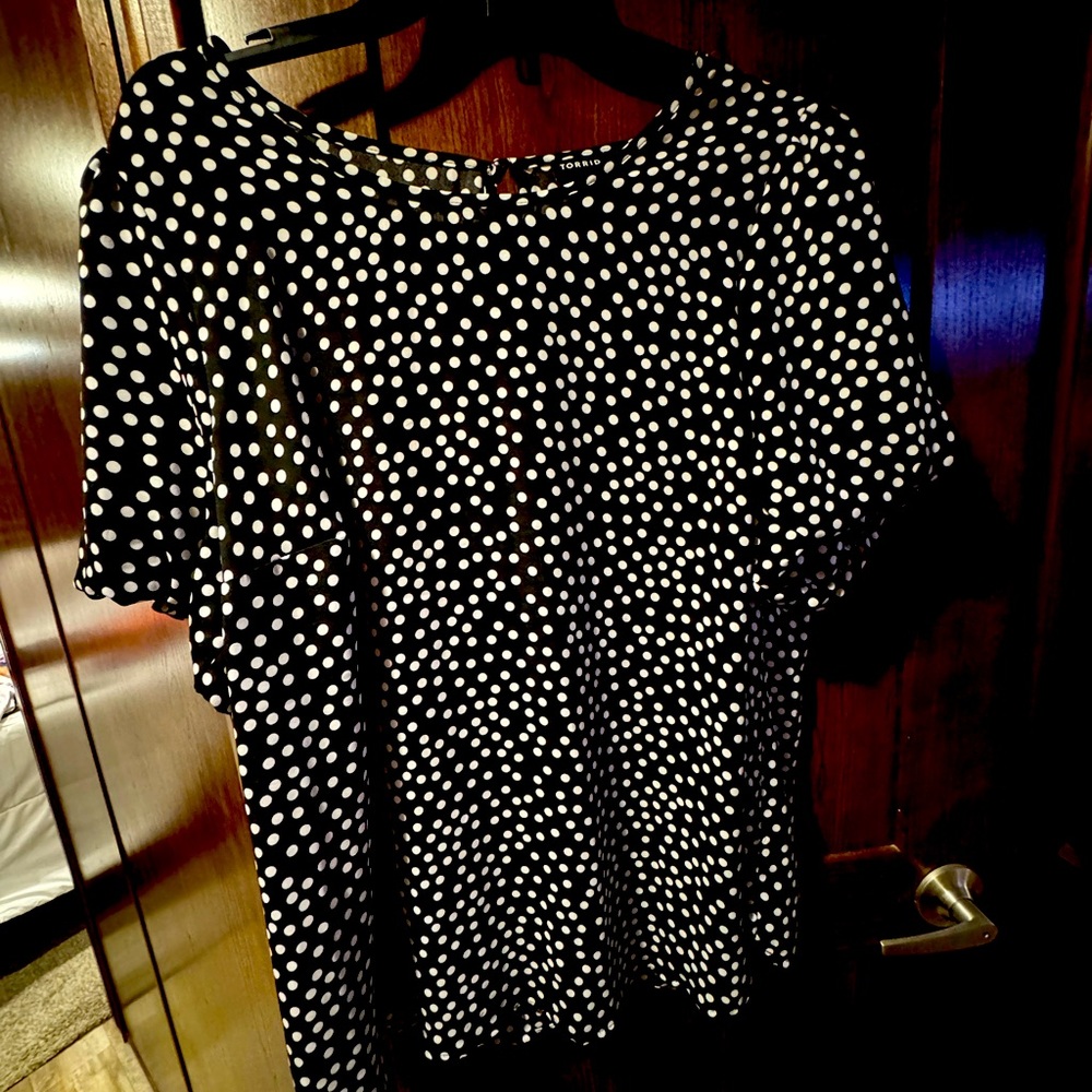 Torrid Women's Black White Polka Dot Crew Neck Puff Short Sleeve Blouse Size 2